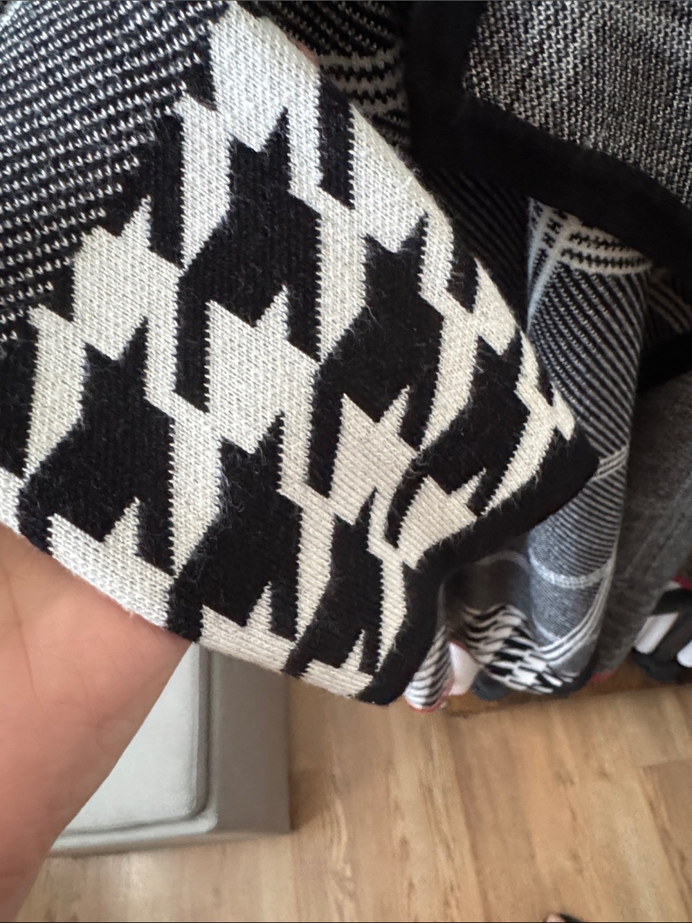 VENUS Black White & Red Plaid Cardigan with Houndstooth Cuffs and Hem SzM - Picture 4 of 6